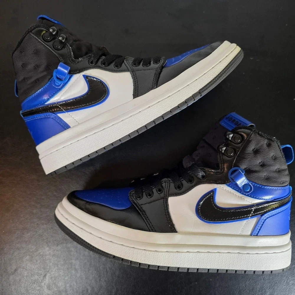 Nike features black